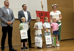 14. Pamiątkowe zdjęcie z nagrodami.