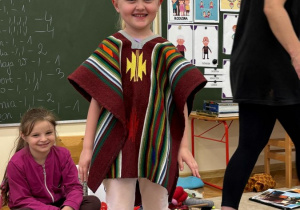 Dziewczynka prezentuje na sobie strój.