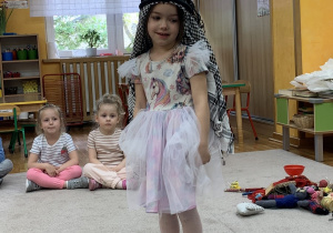 Dziewczynka z chusta na głowie - Arafatka.