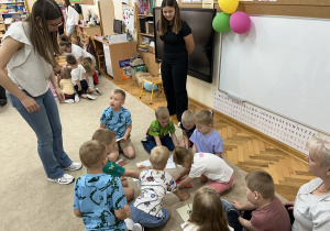 Promyczki układają puzzlową rozsypankę.
