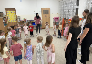 Kropelki podczas zabawy ruchowej w języku hiszpańskim.