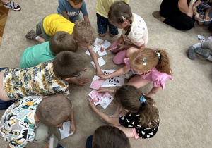 Dzieci układają puzzle.