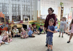 Chlopiec naśladuje poznane wcześniej zwierzątko.