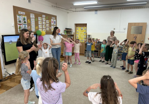 Przedszkolaki biorą udział w zabawie z pokazywaniem po hiszpańsku.
