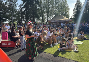 Publiczność z zaciekawieniem ogląda występy dzieci.