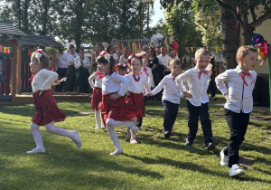 Na scenie pojawia się kolejna grupa Promyczki.