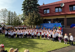 Dzieci z wszystkich grup wykonują wspólnie Krakowiaka dla mamy i taty.