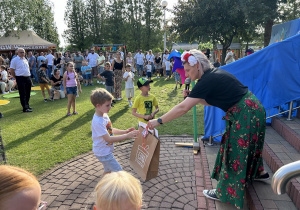 Pani dyrektor wręcza nagrodę za udział w konkursie fotograficznym.