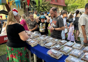 Rodzice wspierają akcję charytatywną zakupując pyszne słodkie wypieki.