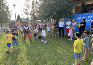 Mężczyzna sprawdza swoją wytrzymałość w konkursie z ciężarem.