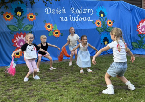 Słoneczka świetnie się wspólnie bawią przy tańcu.
