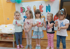 Dziewczynki z grupy Kropelek z breloczkami.