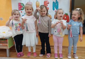 Prezentacja breloczków przez dziewczynki.