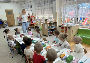 01 Pani Pleciuga pokazuje dzieciom gotowe breloczki