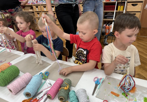 09 Dzieci przy stolikach oglądają swoje breloczki