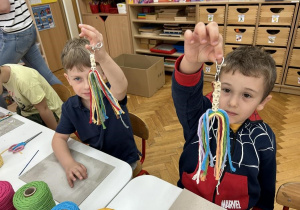 09. Chłopcy pokazują wykonane prace.
