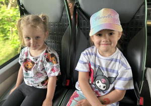 21 Dziewczynki w autobusie