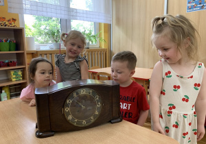 Dzieci z zaciekawieniem oglądają radio pochodzące z dzieciństwa ich dziadków
