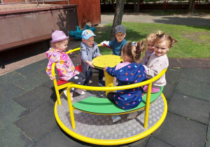 Zabawy 3-latków na przedszkolnym placu zabaw.