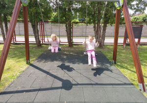 Dziewczynki na huśtawkach.