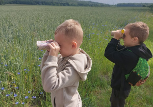 Chłopcy prowadza obserwacje przez własnoręcznie wykonane lornetki