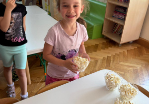 Dziewczynka trzyma popcorn.