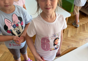 Dziewczynka otrzymuje bilet do kina.