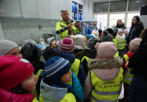 Słuchamy wskazówek dotyczących zwiedzania.