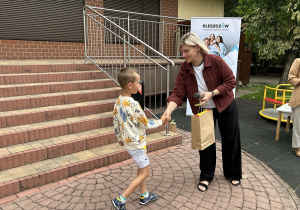 08 Chłopiec odbiera od Pani Dyrektor gratulacje i nagrodę