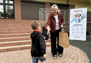 14 Pani Dyrektor podaje chłopcu rękę wręczając nagrodę