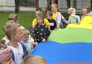 20 Dzieci trzymają chustę animacyjną
