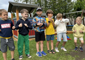25 Chłopcy wykonują ruchy doi piosenki