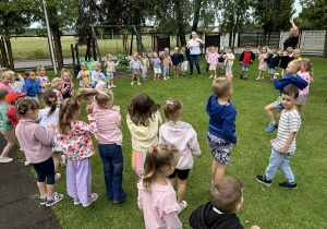 29 Dzieci z młodszych grup tańczą z paniami w dużym kole
