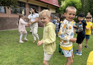 36 Chłopcy tańczą stojąc plecami do siebie