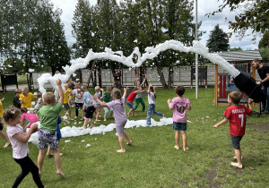 37 Dzieci podnoszą ręce i podskakują na widok piany wystrzeliwanej z wyrzutni