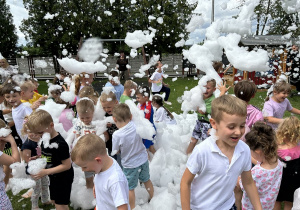 38 Uśmiechnięte dzieci bawią się w pianie