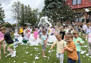 39 Uśmiechnięte dzieci bawią się w pianie
