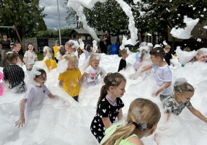 50 Śmiejące się dzieci bawią się w pianie
