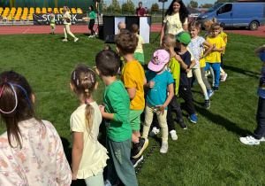 Dzieci biorą udział w konkursie.