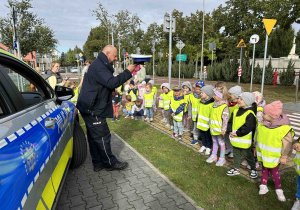 Dzieci słuchają Pana Policjanta.