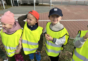 Chłopiec w czapce policjanta.