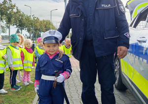 Dziewczynka w stroju policjanta.