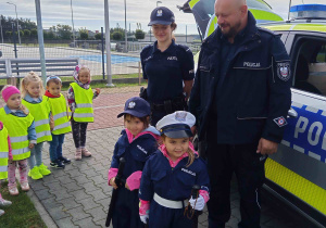 Dziewczynki w strojach policyjnych.