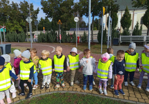 Dzieci słuchają Pana Policjanta.