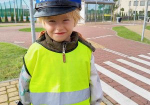 Chłopiec w czapce policjanta.