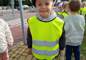 Chłopiec w czapce policjanta.