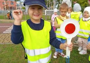 Chłopiec z atrybutami policyjnymi.