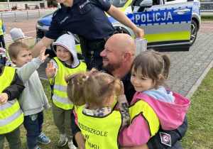 Dzieci dziękują Panu Policjantowi i Pani Policjantce.