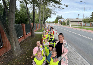 Dzieci idą w kamizelkach.