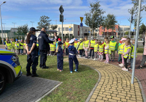Policjant opisuje akcesoria policyjne.